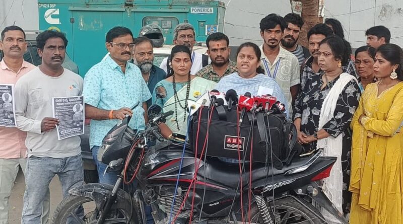 ఫిలిం ఫెడరేషన్పై భగ్గుమన్న పలు సినీ సంఘాలు ఫిలిం ఫెడరేషన్పై భగ్గుమన్న పలు సినీ సంఘాలు